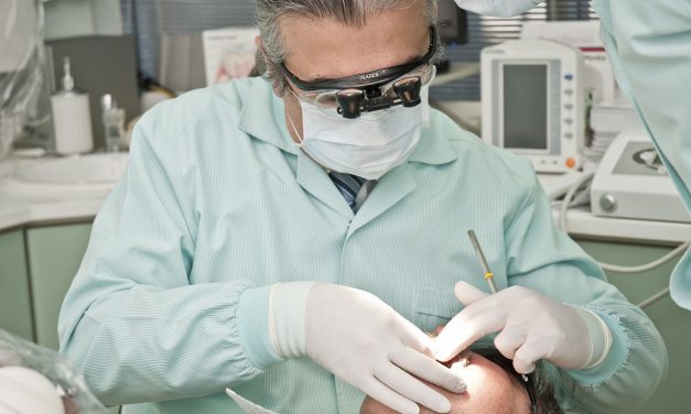 Comment se déroule la pose d’un implant dentaire ?