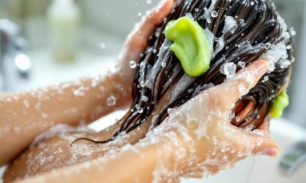 Routine cheveux gras : les gestes essentiels pour un cuir chevelu sain et purifié