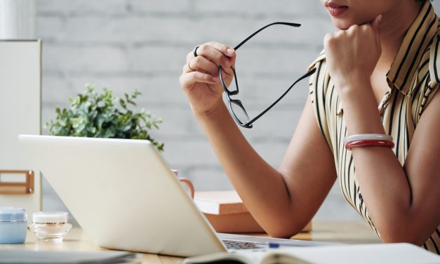 Comment choisir un opticien en ligne fiable pour acheter ses lunettes de vue en 2026 ?