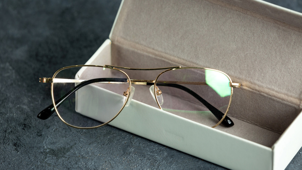 jolie paire de lunettes avec son étui